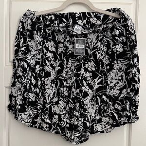 West Loop Black and White Floral Shorts Size L/XL